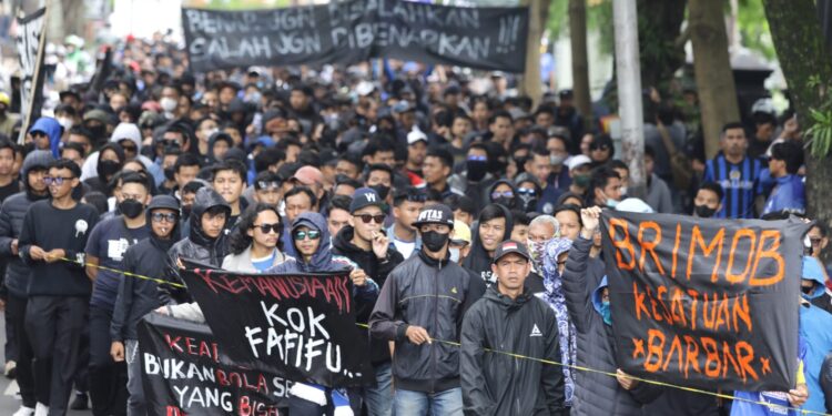 Ribuan warga dan suporter Arema FC (Aremania) melakukan unjuk rasa di depan Balai Kota Malang, Jawa Timur, Kamis (27/10/2022). Selain menuntut penuntasan kasus Tragedi Kanjuruhan yang transparan dan adil, mereka juga meminta pihak terkait pertandingan Arema FC lawan Persebaya turut bertanggung jawab dalam tragedi yang menewaskan 135 orang tersebut.