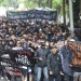 Ribuan warga dan suporter Arema FC (Aremania) melakukan unjuk rasa di depan Balai Kota Malang, Jawa Timur, Kamis (27/10/2022). Selain menuntut penuntasan kasus Tragedi Kanjuruhan yang transparan dan adil, mereka juga meminta pihak terkait pertandingan Arema FC lawan Persebaya turut bertanggung jawab dalam tragedi yang menewaskan 135 orang tersebut.