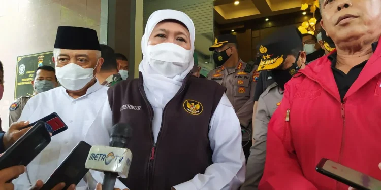 Gubernur Jawa Timur, Khofifah Indar Parawansa, berkunjung ke Malang setelah terjadinya tragedi stadion Kanjuruhan, Kabupaten Malang.