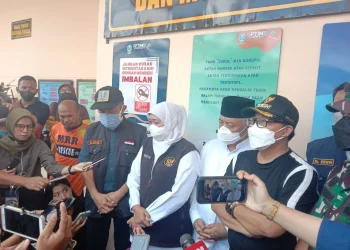 Plt Direktur RSSA Malang, dr Kohar Hari Santoso (kanan) menjelaskan penyebab kematian korban tragedi Stadion Kanjuruhan.