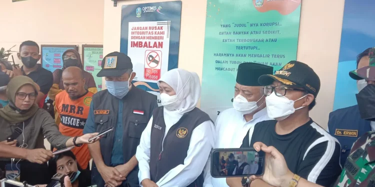 Plt Direktur RSSA Malang, dr Kohar Hari Santoso (kanan) menjelaskan penyebab kematian korban tragedi Stadion Kanjuruhan.