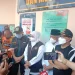 Plt Direktur RSSA Malang, dr Kohar Hari Santoso (kanan) menjelaskan penyebab kematian korban tragedi Stadion Kanjuruhan.