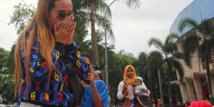 stadion kanjuruhan,stadion kanjuruhan malang - Sore Masih Penuh Duka di Stadion Kanjuruhan Malang