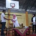 Kepala SMAN 8 Malang saat menyerahkan potongan tumpeng kepada kapten tim basket puteri.