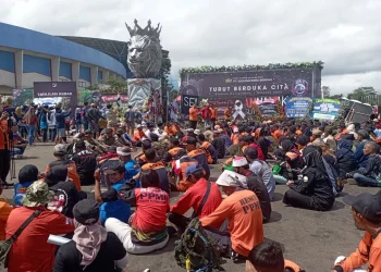 Para relawan dari seluruh Malang Raya berkumpul di Stadion Kanjuruhan untuk mendoakan para korban.