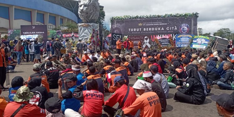 Para relawan dari seluruh Malang Raya berkumpul di Stadion Kanjuruhan untuk mendoakan para korban.