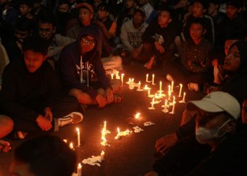 Aremania menggelar doa bersama untuk para korban tragedi Stadion Kanjuruhan di stadion Gajayana.