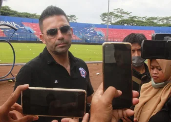 Pelatih Arema FC, Javier Roca, saat mengunjungi stadion kanjuruhan pasca tragedi Sabtu Malam.