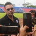 Pelatih Arema FC, Javier Roca, saat mengunjungi stadion kanjuruhan pasca tragedi Sabtu Malam.