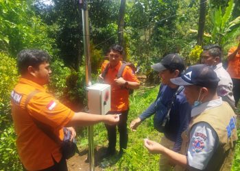 Petugas BPBD Kota Batu mengecek kesiapan EWS di Dusun Brau, Desa Gunungsari yang rawan terjadi bencana tanah longsor.