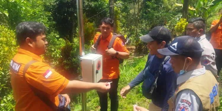 Petugas BPBD Kota Batu mengecek kesiapan EWS di Dusun Brau, Desa Gunungsari yang rawan terjadi bencana tanah longsor.