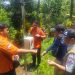 Petugas BPBD Kota Batu mengecek kesiapan EWS di Dusun Brau, Desa Gunungsari yang rawan terjadi bencana tanah longsor.