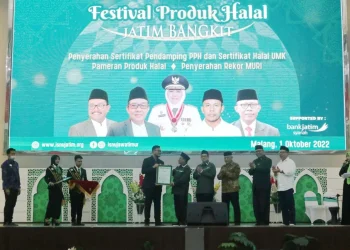 Penyerahan Rekor MURI yang diterima oleh Ketua PW ISNU Jatim.