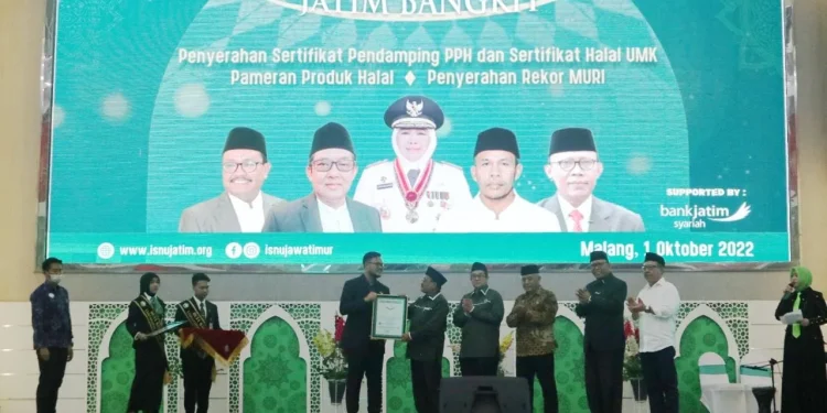 Penyerahan Rekor MURI yang diterima oleh Ketua PW ISNU Jatim.