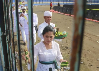 Umat Hindu Malang menggelar doa di Stadion Kanjuruan.