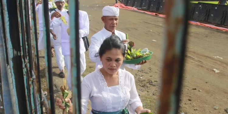 Umat Hindu Malang menggelar doa di Stadion Kanjuruan.