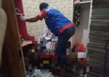 Relawan mengevakuasi korban.