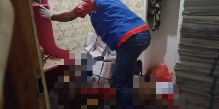Relawan mengevakuasi korban.