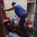 Relawan mengevakuasi korban.