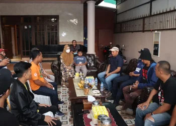Suasana kunjungan Aremania ke keluarga polisi yang gugur saat bertugas di Stadion Kanjuruhan.