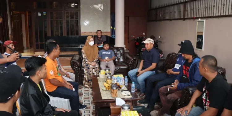 Suasana kunjungan Aremania ke keluarga polisi yang gugur saat bertugas di Stadion Kanjuruhan.