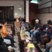Suasana kunjungan Aremania ke keluarga polisi yang gugur saat bertugas di Stadion Kanjuruhan.