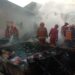 Petugas melakukan pemadaman sisa sisa api yang membakar rumah kontrakan di Kota Malang.