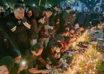 Ribuan Aremania tumpah ruah menggelar tabur bunga dan doa bersama untuk korban gragedi Kanjuruhan di depan Balai Kota Malang.