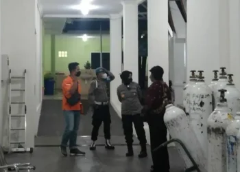Suasana di depan kamar jenazah RS Hasta Brata. Seorang wanita ditemukan tewas dengan kondisi leher tergorok di penginapan Songgoriti, Kamis (6/10/2022).