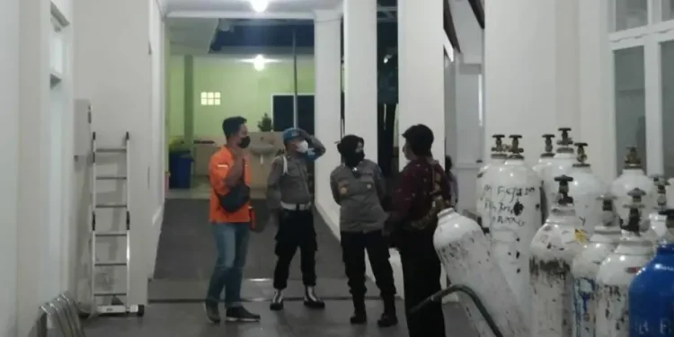 Suasana di depan kamar jenazah RS Hasta Brata. Seorang wanita ditemukan tewas dengan kondisi leher tergorok di penginapan Songgoriti, Kamis (6/10/2022).
