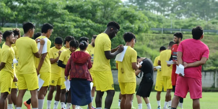 Pemain Arema FC menjalani sesi latihan pasca Tragedi Kanjuruhan didampingi psikolog.