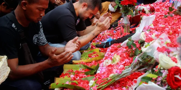 pemain arema fc - Foto : Kesedihan Pemain Arema FC Saat Tabur Bunga dan Doa Bersama