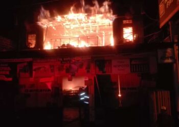Toko bangunan Nopoto dilalap si jago merah pada Selasa (18/10/2022).