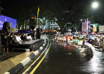 Suasana panjatan doa di bundaran alun-alun tugu Balaikota Malang.