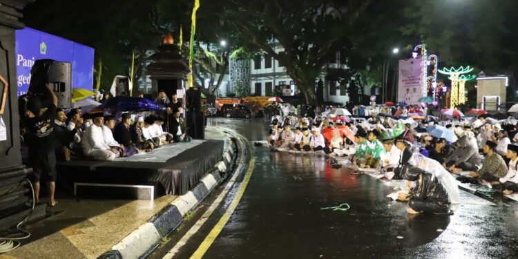 Suasana panjatan doa di bundaran alun-alun tugu Balaikota Malang.