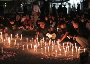 Beberapa mahasiswa turut menyalakan lilin sebagai wujud belasungkawa.