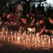 Beberapa mahasiswa turut menyalakan lilin sebagai wujud belasungkawa.