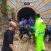 Petugas melalukan evakuasi material longsor di mulut terowongan kereta api di Karangkates.