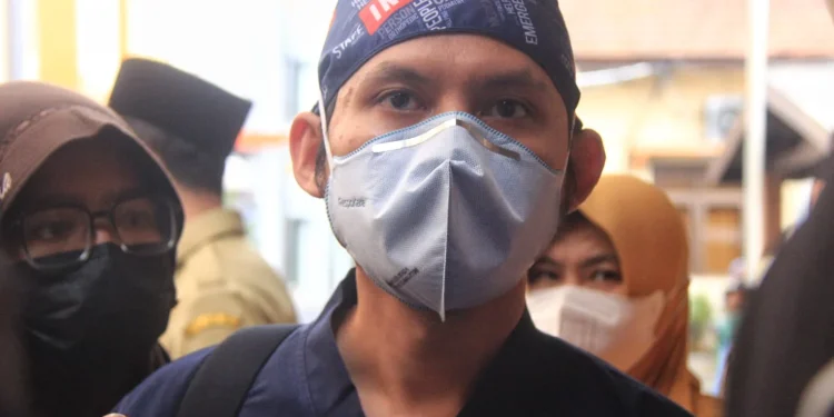 Spesialis Anastesi Konsultan ICU RSSA Malang, dr Arie Zainul Fatoni memberikan pernyataan usai satu korban tragedi Kanjuruhan meninggal di RSSA Malang.