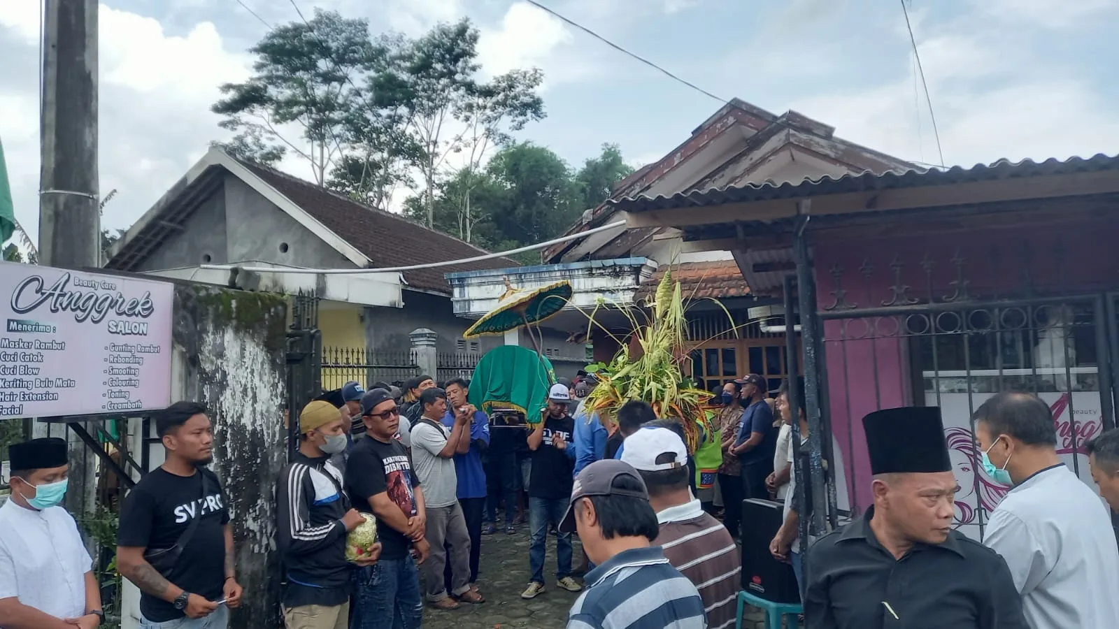 Jenazah korban Tragedi Kanjuruhan saat diberangkatkan menuju pemakaman.