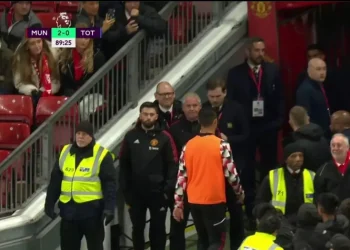 Cristiano Ronaldo terlihat pergi meninggalkan lapangan berjalan menuju lorong ruang ganti sebelum laga berakhir saat melawan Tottenham Hotspurs.