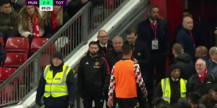Cristiano Ronaldo terlihat pergi meninggalkan lapangan berjalan menuju lorong ruang ganti sebelum laga berakhir saat melawan Tottenham Hotspurs.