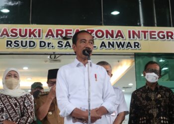 Presiden Jokowi saat press conference di depan IGD RSSA Malang.