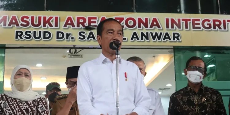Presiden Jokowi saat press conference di depan IGD RSSA Malang.