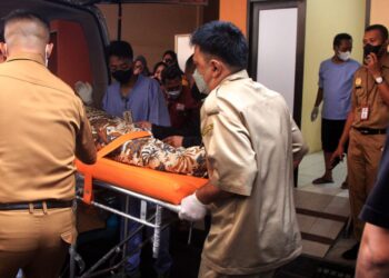 Aremanita yang meninggal dunia setelah dirawat di RSSA Malang dimasukan ke ambulans. Foto