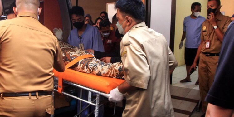 Aremanita yang meninggal dunia setelah dirawat di RSSA Malang dimasukan ke ambulans. Foto