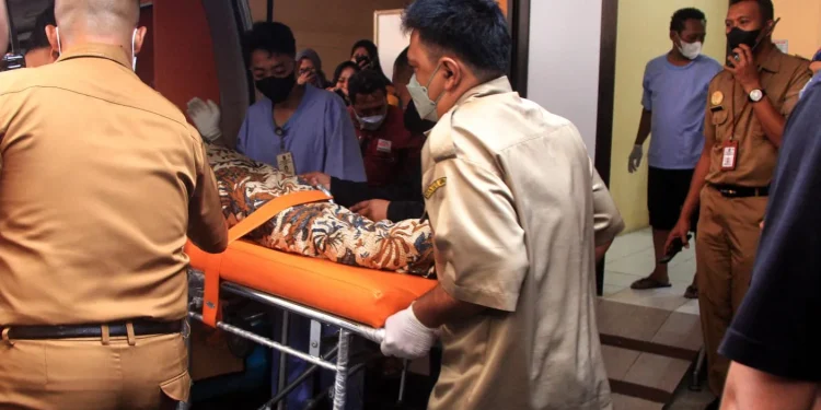 Aremanita yang meninggal dunia setelah dirawat di RSSA Malang dimasukan ke ambulans. Foto