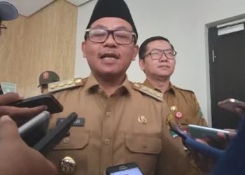Wali Kota Malang Sutiaji (tengah) dan Kadinkes Kota Malang dr Husnul Muarif (kanan).