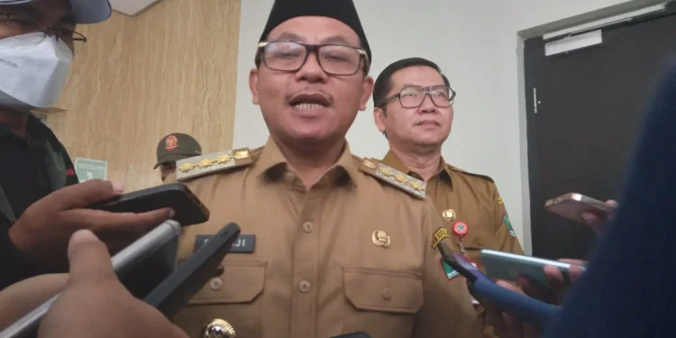 Wali Kota Malang Sutiaji (tengah) dan Kadinkes Kota Malang dr Husnul Muarif (kanan).