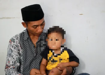 Andik Harianto bersama anaknya Gean Putra Harianto yang selamat dari tragedi stadion Kanjuruhan.